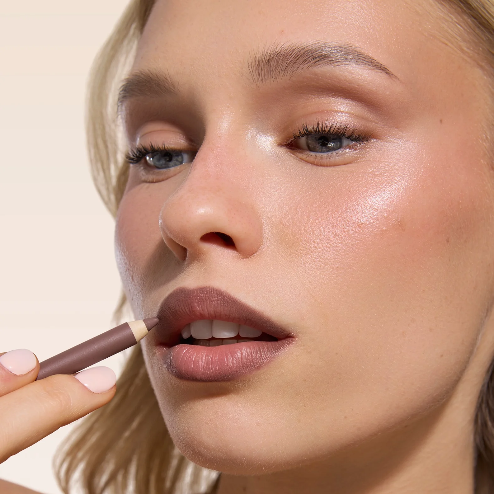 Lápiz de labios Perfilado Sedoso - Image 61